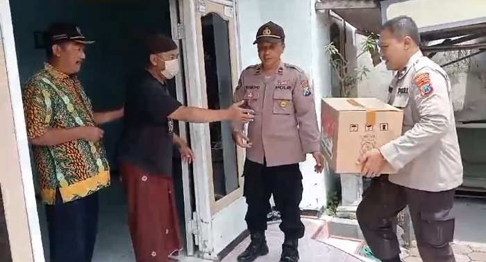Harga Bahan Pokok Terus Bergejolak, Polsek Krembung Bantu Warga Kurang Mampu Harga Bahan Pokok Terus Bergejolak, Polsek Krembung Bantu Warga Kurang Mampu