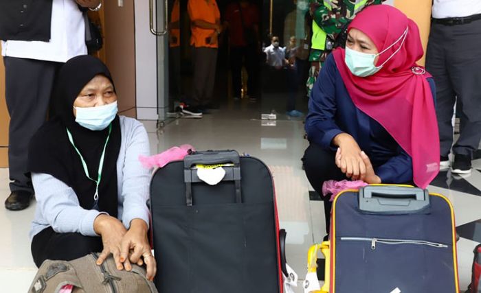 Kunjungi Asrama Haji Surabaya, Gubernur Khofifah Maksimalkan Layanan Kepulangan Pekerja Migran Kunjungi Asrama Haji Surabaya, Gubernur Khofifah Maksimalkan Layanan Kepulangan Pekerja Migran