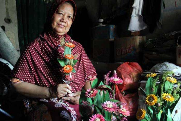 Krisan, Kerajinan dari Kulit dan Batang Bawang Putih nan Elok