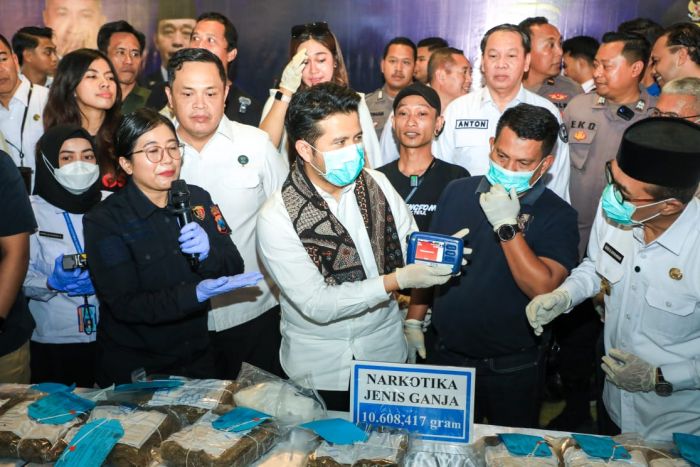 Plt Gubernur Jatim dan Kepala BNN RI Pimpin Pemusnahan BB Narkoba di Pamekasan Plt Gubernur Jatim dan Kepala BNN RI Pimpin Pemusnahan BB Narkoba di Pamekasan