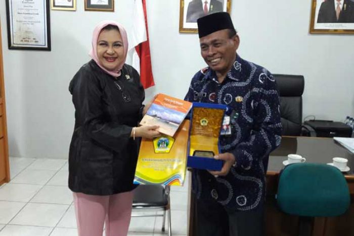 Emillia Contessa Siap Perjuangkan Kesejahteraan Honorer Guru Non K2 di Gresik Emillia Contessa Siap Perjuangkan Kesejahteraan Honorer Guru Non K2 di Gresik