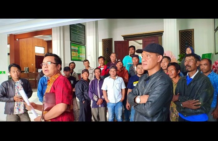 Aktivis Anti Korupsi Tersangka UU ITE Daftarkan Praperadilan Lawan Polres Blitar Aktivis Anti Korupsi Tersangka UU ITE Daftarkan Praperadilan Lawan Polres Blitar