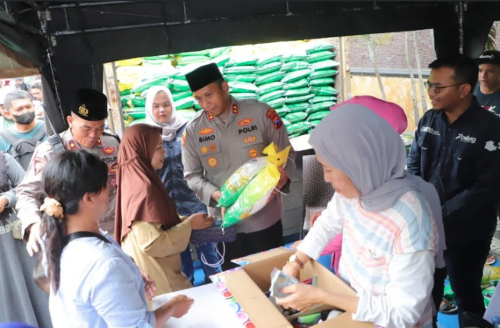 Polres Kediri Bersama Awak Media Bagikan Takjil Gratis ke Pengguna Jalan di Depan Mapolres Polres Kediri Bersama Awak Media Bagikan Takjil Gratis ke Pengguna Jalan di Depan Mapolres