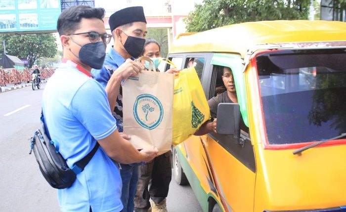 Baksos Ramadan, PWI Sidoarjo Gandeng Alfamart Bagikan Sembako untuk Sopir Angkot