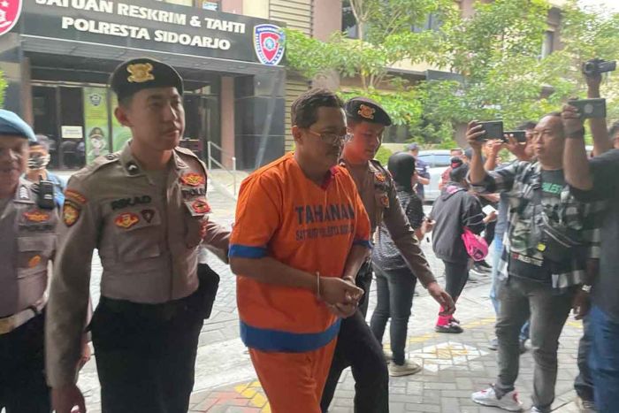 Terlibat Kasus Penipuan Jual Beli Properti, Direktur PT Syufa Tata Graha Diringkus Polresta Sidoarjo Terlibat Kasus Penipuan Jual Beli Properti, Direktur PT Syufa Tata Graha Diringkus Polresta Sidoarjo