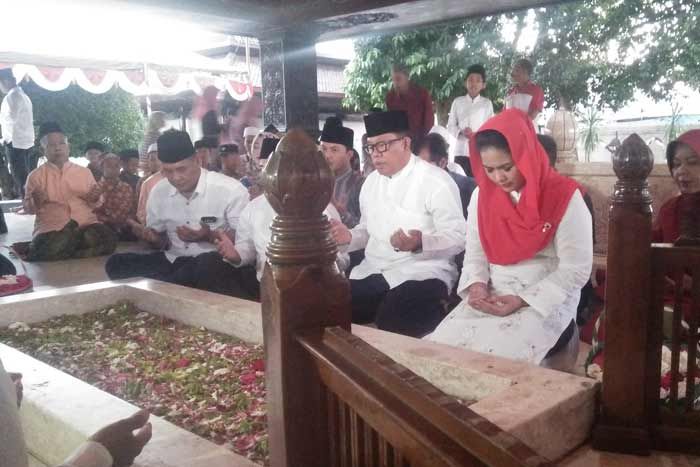 Rajin Ziarahi Makam Kakeknya, Ini yang Beda dari Kunjungan Puti ke Blitar