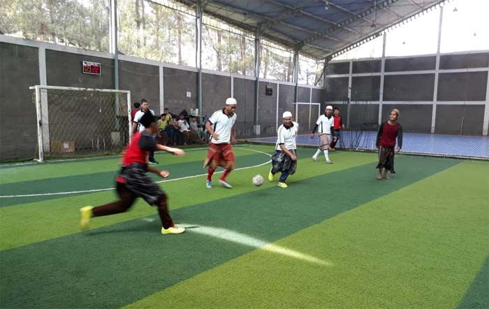 Peringati Hari Santri, Kapolsek Nongkojajar Gelar Futsal Persahabatan Bersarung dan Bersongkok