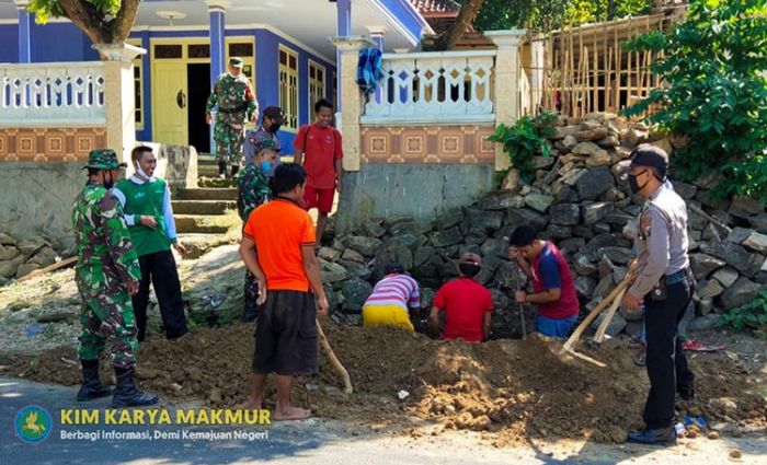 Masyarakat Desa Aeng Panas, Polsek, dan Koramil Kerja Bareng Perbaiki Selokan Masyarakat Desa Aeng Panas, Polsek, dan Koramil Kerja Bareng Perbaiki Selokan