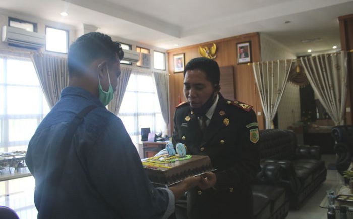 Rayakan Hari Bhakti Adhyaksa ke-60, AJB Berikan Kue Ulang Tahun untuk Kejari Bangkalan Rayakan Hari Bhakti Adhyaksa ke-60, AJB Berikan Kue Ulang Tahun untuk Kejari Bangkalan