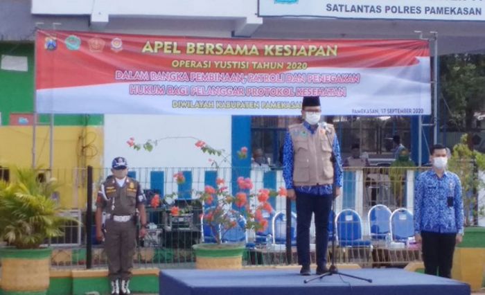 Apel Besar Penegakan Hukum Protkes, Bupati Baddrut Tamam Inginkan Pamekasan Bebas dari Covid-19 Apel Besar Penegakan Hukum Protkes, Bupati Baddrut Tamam Inginkan Pamekasan Bebas dari Covid-19