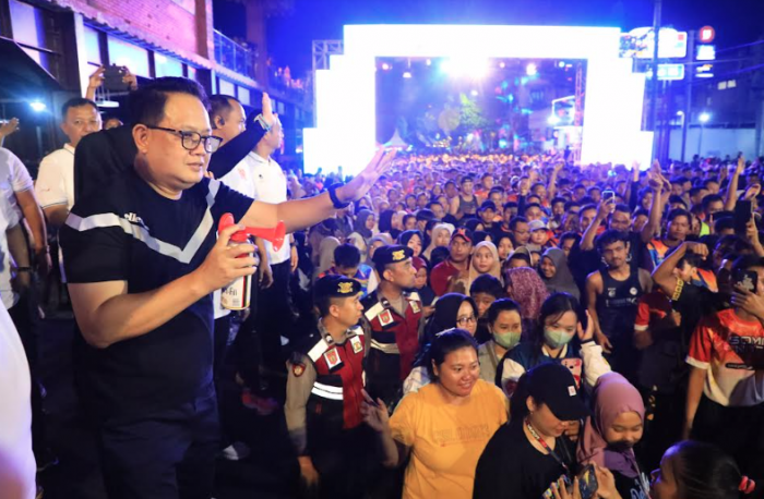 Berlangsung Meriah, Pj Gubernur Jatim Berangkatkan Peserta SOMA Nite Run di Kota Mojokerto Berlangsung Meriah, Pj Gubernur Jatim Berangkatkan Peserta SOMA Nite Run di Kota Mojokerto