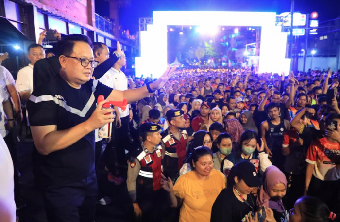 Berlangsung Meriah, Pj Gubernur Jatim Berangkatkan Peserta SOMA Nite Run di Kota Mojokerto