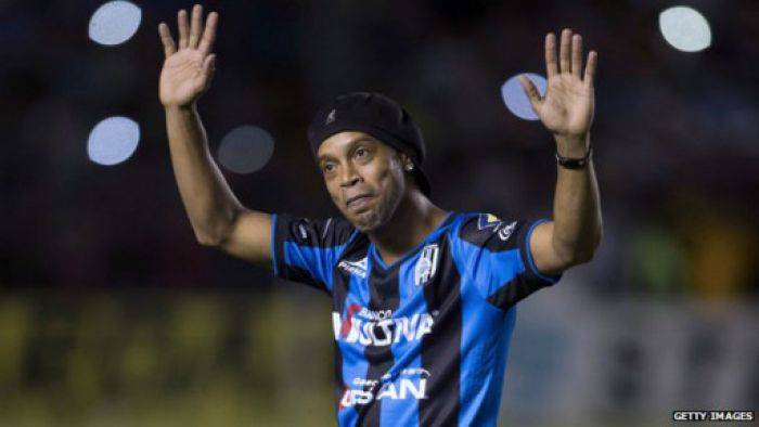 Diejek Mirip Monyet, Ronaldinho Dibela Meksiko Diejek Mirip Monyet, Ronaldinho Dibela Meksiko