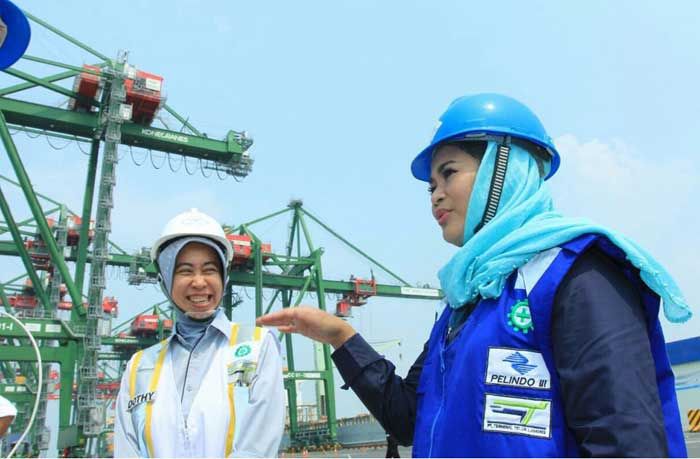 Rehat Kampanye, Puti Kunjungi Pelabuhan Teluk Lamong