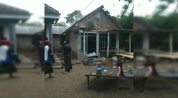 Rumah Warga Balunganyar Pasuruan Diduga Terimbas Ledakan Latihan Tempur Marinir Rumah Warga Balunganyar Pasuruan Diduga Terimbas Ledakan Latihan Tempur Marinir
