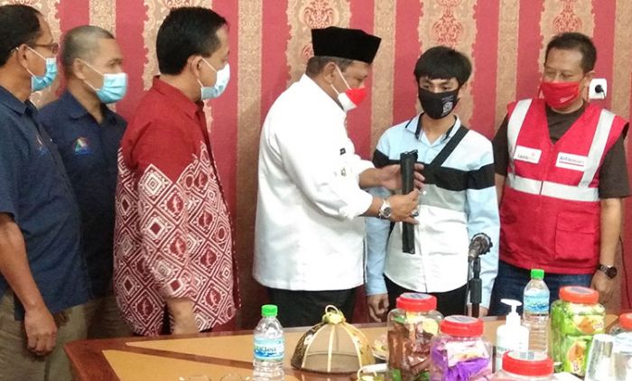 Alfamart Care Bantu 30 Tongkat untuk Tunanetra di Nganjuk Alfamart Care Bantu 30 Tongkat untuk Tunanetra di Nganjuk