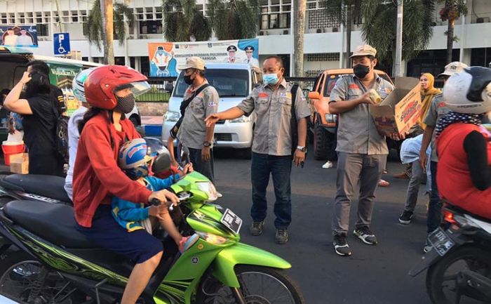 Peduli Sesama, Komunitas Raung 4x4 Bagi-bagi Takjil