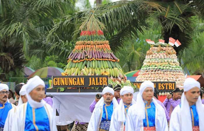 Kirab Gunungan Jaler Estri Meriahkan Maulid Nabi di Kota Madiun Kirab Gunungan Jaler Estri Meriahkan Maulid Nabi di Kota Madiun