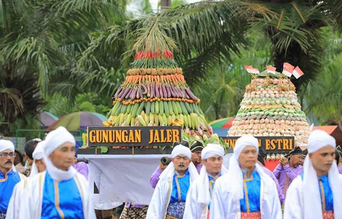 Kirab Gunungan Jaler Estri Meriahkan Maulid Nabi di Kota Madiun