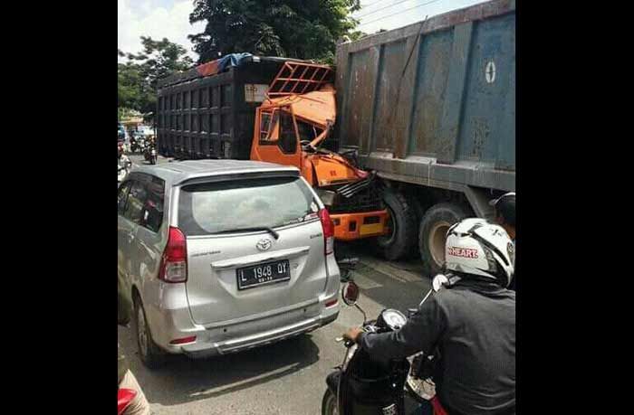 Tabrakan Beruntun 5 Kendaraan di Bungah Gresik, 2 Pengendara Motor Tewas Tabrakan Beruntun 5 Kendaraan di Bungah Gresik, 2 Pengendara Motor Tewas