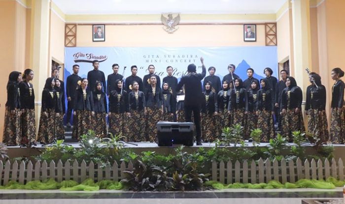 Tampil di Jogjakarta Choral Orchestra Folklore Festival, Paduan Suara Gita Suradira Minta Restu Tampil di Jogjakarta Choral Orchestra Folklore Festival, Paduan Suara Gita Suradira Minta Restu