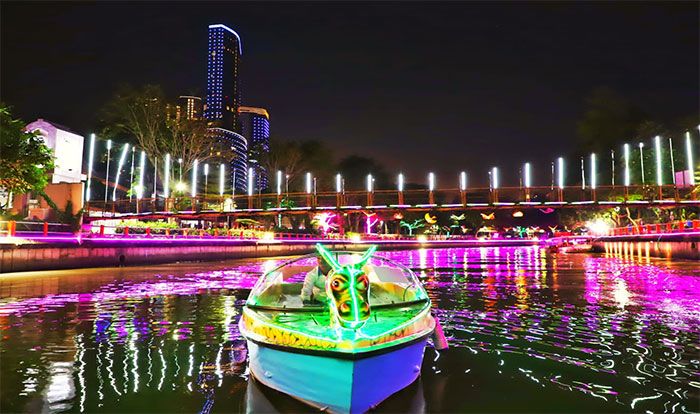 Mengintip Pesona Kalimas Surabaya Lewat Wisata Susur Sungai Mengintip Pesona Kalimas Surabaya Lewat Wisata Susur Sungai