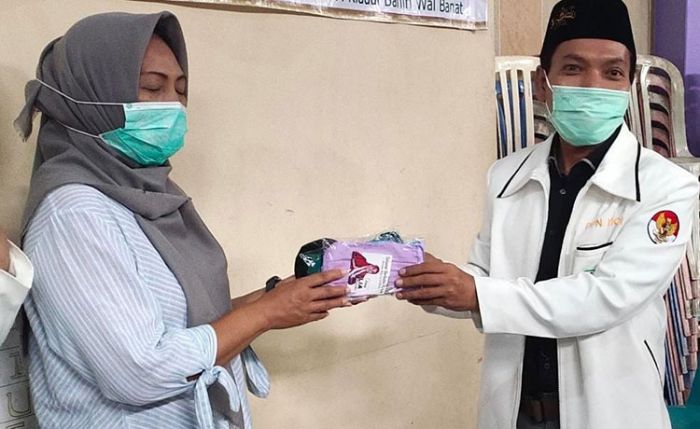Bagi-Bagi Masker, BM 99 Ajak Warga Panggungrejo Dukung Gus Ipul-Adi Wibowo Bagi-Bagi Masker, BM 99 Ajak Warga Panggungrejo Dukung Gus Ipul-Adi Wibowo