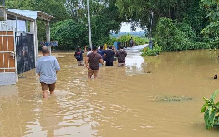Air Sungai Meluap, Sekolah Hingga Jalan Penghubung Antar Desa di Banangka Bangkalan Terendam Air Sungai Meluap, Sekolah Hingga Jalan Penghubung Antar Desa di Banangka Bangkalan Terendam