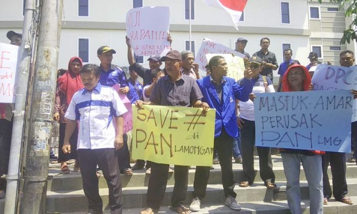 Tolak Wiji Sebagai Wakil Ketua DPRD, Pewakilan DPC PAN se-Lamongan Demo dan Segel Kantor DPD Tolak Wiji Sebagai Wakil Ketua DPRD, Pewakilan DPC PAN se-Lamongan Demo dan Segel Kantor DPD