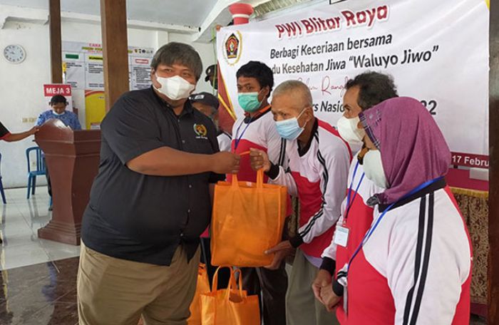 Peringati HPN 2022, PWI Blitar Raya Gelar Bakti Sosial di Posyandu Waluyo Jiwo Peringati HPN 2022, PWI Blitar Raya Gelar Bakti Sosial di Posyandu Waluyo Jiwo