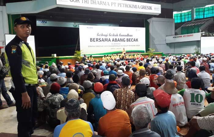 Petrokimia Gresik Berbagi dengan Ribuan Abang Becak Petrokimia Gresik Berbagi dengan Ribuan Abang Becak