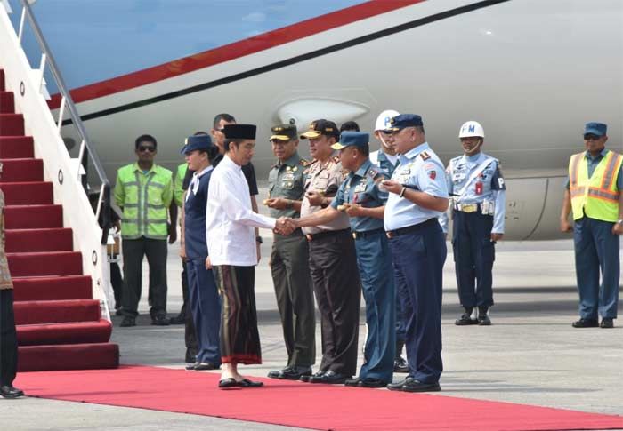 Pangkoarmada II Sambut Kedatangan Presiden Joko Widodo di Surabaya Pangkoarmada II Sambut Kedatangan Presiden Joko Widodo di Surabaya