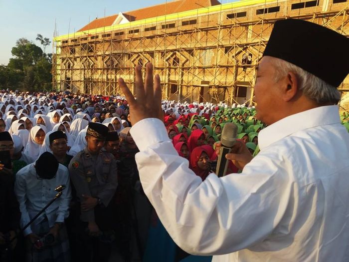 ​Gelar HSN, Kiai Asep Berterima Kasih pada Jokowi, Berharap Santrinya Jadi 4 Profil Tokoh Ini