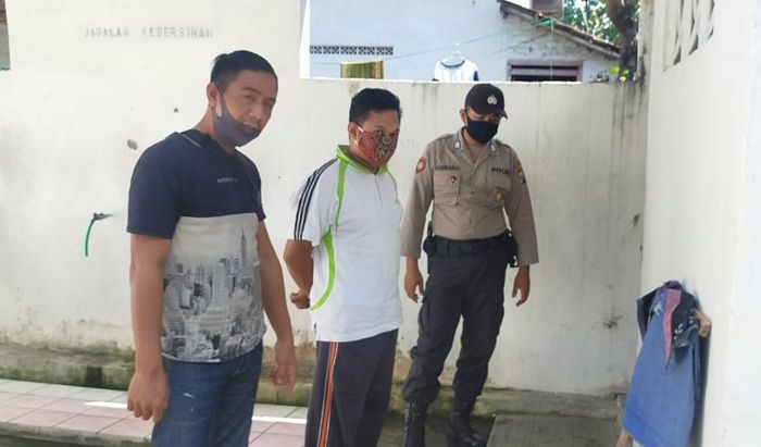 Memalukan, Oknum Perangkat Desa Kepergok Curi Uang Kotak Amal Musala di Padas Ngawi Memalukan, Oknum Perangkat Desa Kepergok Curi Uang Kotak Amal Musala di Padas Ngawi