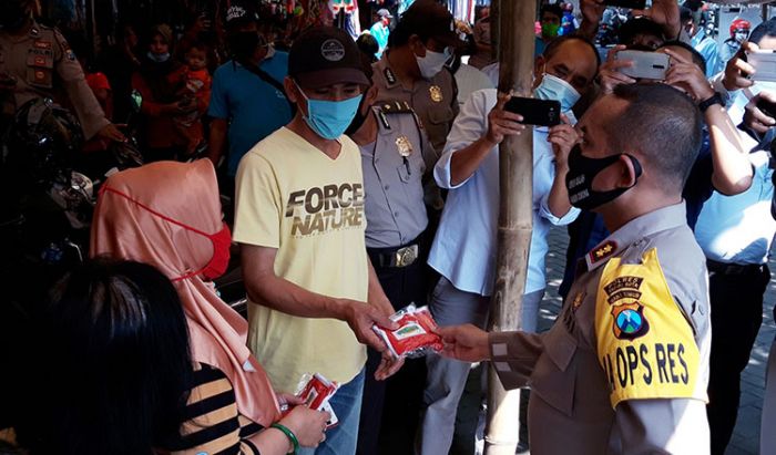 Kunjungi Pasar Tangguh,  Kapolres Kediri Kota Bagikan Masker untuk Cegah Penyebaran Covid 19