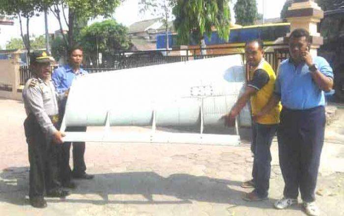 Warga Desa Tambakboyo Ngawi Digegerkan Penemuan Ekor Pesawat Warga Desa Tambakboyo Ngawi Digegerkan Penemuan Ekor Pesawat