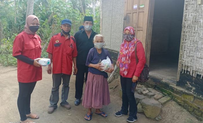 Peringati HUT-RI ke-76, DPC PDIP Trenggalek Bantu 1.000 Sembako Untuk Warga Isoman Peringati HUT-RI ke-76, DPC PDIP Trenggalek Bantu 1.000 Sembako Untuk Warga Isoman