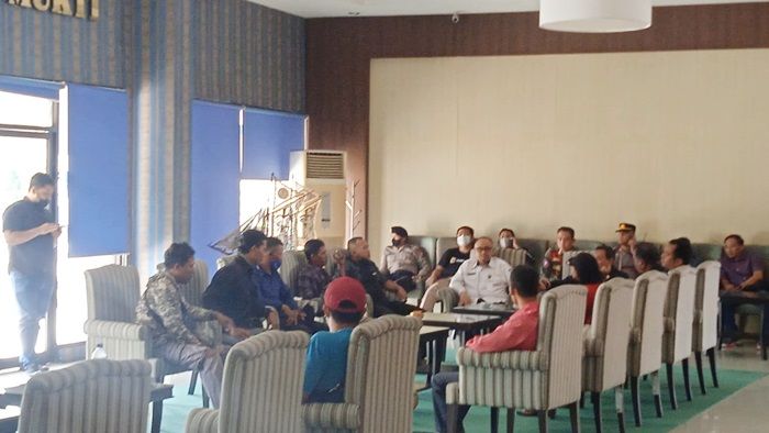 Puluhan Warga Kepanjen Datangi Kantor Bupati Jember Tagih Janji Penertiban Tambak Liar Puluhan Warga Kepanjen Datangi Kantor Bupati Jember Tagih Janji Penertiban Tambak Liar