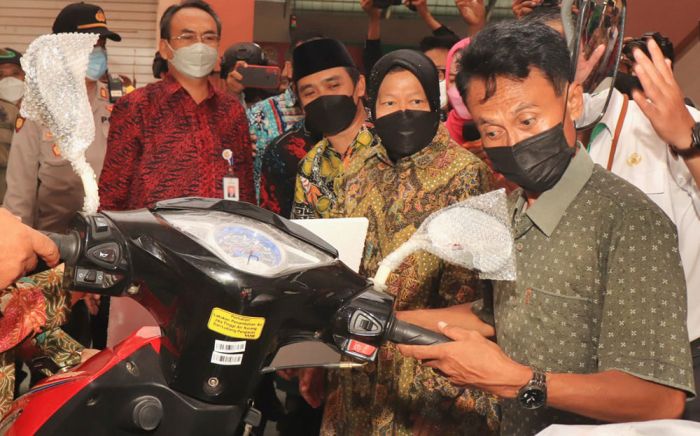 Kunjungan ke Kota Pasuruan, Mensos Serahkan Bantuan untuk Anak Yatim Piatu Terdampak Covid-19 Kunjungan ke Kota Pasuruan, Mensos Serahkan Bantuan untuk Anak Yatim Piatu Terdampak Covid-19
