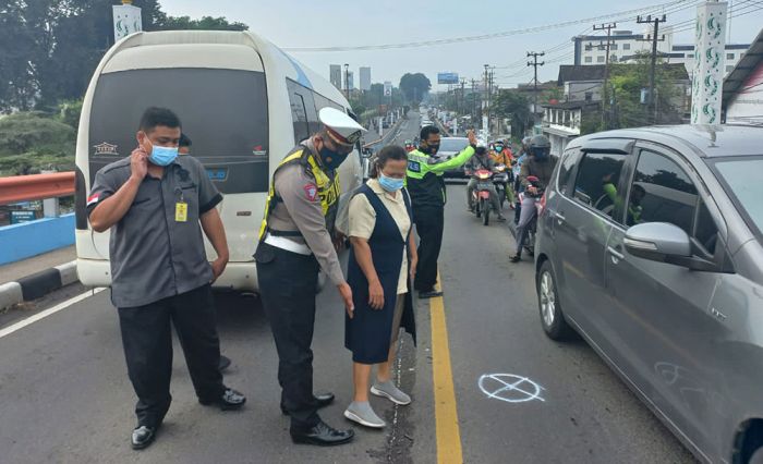 Kabur Usai Menabrak, Pengemudi Asal Banyuwangi Ditangkap Unit Turjawali Polresta Sidoarjo Kabur Usai Menabrak, Pengemudi Asal Banyuwangi Ditangkap Unit Turjawali Polresta Sidoarjo