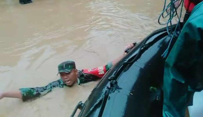 Bantu Korban Banjir, Babinsa Koramil 0818/16 Sumawe Lakukan Aksi Heroik