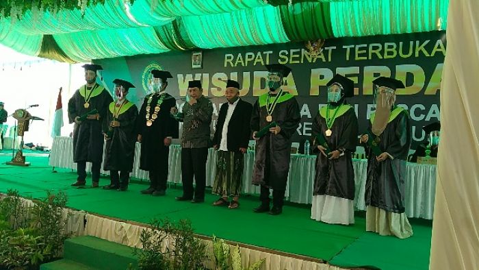 Wisuda Sarjana Perdana IKHAC, Kiai Asep Bangga Tesis Mahasiswa Luar Negeri Bahasa Indonesia