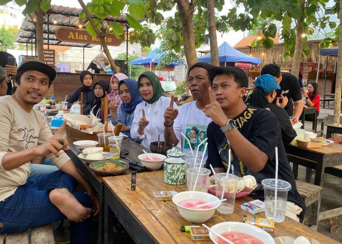 Mimik Idayana dan Sodik Monata Kulineran di Sentra UMKM Alas Kuto Sidoarjo Mimik Idayana dan Sodik Monata Kulineran di Sentra UMKM Alas Kuto Sidoarjo