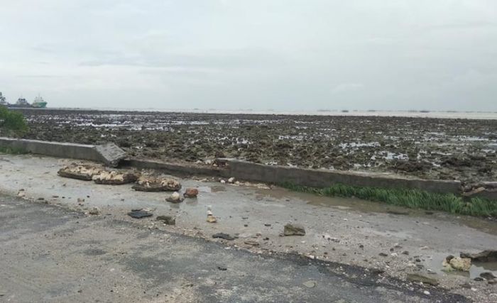 Perahu Terbalik Dihantam Ombak, 2 Nelayan Gresik Hilang Perahu Terbalik Dihantam Ombak, 2 Nelayan Gresik Hilang