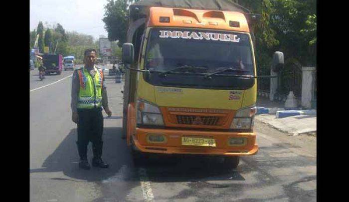 Nekat Beroperasi Jelang Lebaran, Satlantas Polres Nganjuk Tertibkan Sebuah Truk Nekat Beroperasi Jelang Lebaran, Satlantas Polres Nganjuk Tertibkan Sebuah Truk