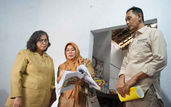 Pj Wali Kota Kediri Tinjau Penerima Manfaat Program RTLH Pj Wali Kota Kediri Tinjau Penerima Manfaat Program RTLH