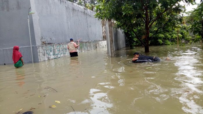 Banjir Kembali Rendam Puluhan Rumah di Kota Pamekasan, Warga Jalan Amir Jakfar Dievakuasi Banjir Kembali Rendam Puluhan Rumah di Kota Pamekasan, Warga Jalan Amir Jakfar Dievakuasi