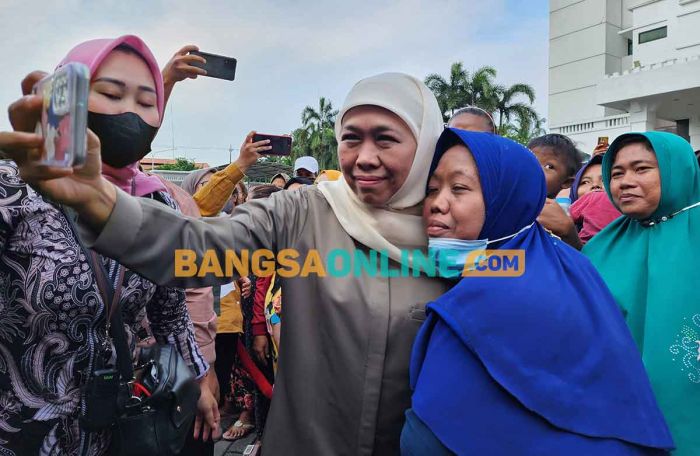 Sambut Ramadhan, Khofifah Berbagi Kebahagiaan dengan Masyarakat Sekitar Kantor Gubernur Sambut Ramadhan, Khofifah Berbagi Kebahagiaan dengan Masyarakat Sekitar Kantor Gubernur