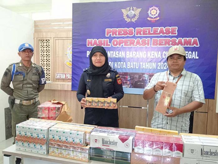 Gelar Operasi Gabungan, Satpol PP Kota Batu dan Bea Cukai Malang Sita 27.476 Batang Rokok Ilegal Gelar Operasi Gabungan, Satpol PP Kota Batu dan Bea Cukai Malang Sita 27.476 Batang Rokok Ilegal