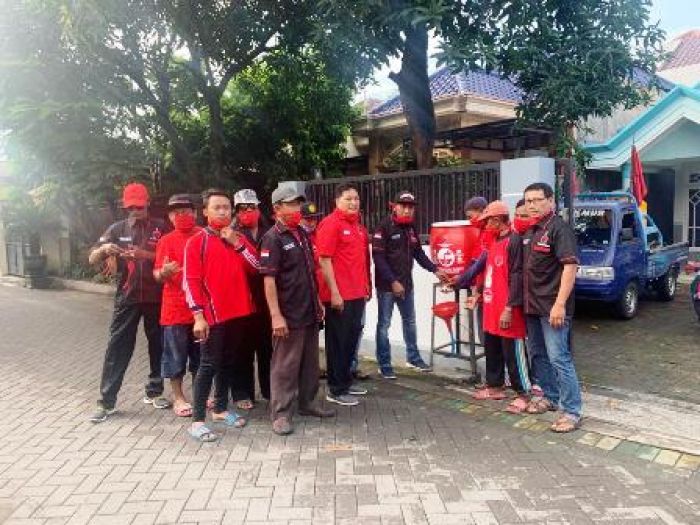 PDIP Gresik Ajak Masyarakat Terapkan Pola Hidup Bersih Cegah COVID-19 PDIP Gresik Ajak Masyarakat Terapkan Pola Hidup Bersih Cegah COVID-19